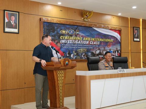 Kapolres Sukoharjo AKBP Anggaito Hadi Prabowo dan Atase Hukum FBI untuk Indonesia, Robert Laferty, dalam acara Cyber and International Investigation Class with the FBI di Mapolres Sukoharjo, Rabu (6/8/2025).