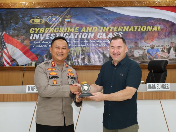Kapolres Sukoharjo AKBP Anggaito Hadi Prabowo dan Atase Hukum FBI untuk Indonesia, Robert Laferty, dalam acara Cyber and International Investigation Class with the FBI di Mapolres Sukoharjo, Rabu (6/8/2025).