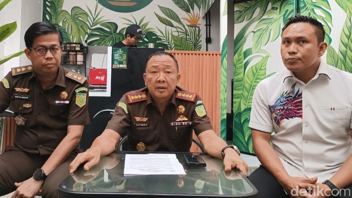 Kejari Palembang  Hutamrin (tengah)