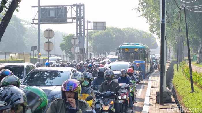 Kemacetan parah yang terjadi di Jalan TB Simatupang, Jakarta Selatan, membuat pengemudi ojek online (ojol) mengeluh. (Taufiq/detikcom).