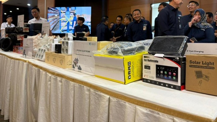 Kemendag Sita Impor Ilegal Rp 26,4 M, Ada Jelly dan Ban.