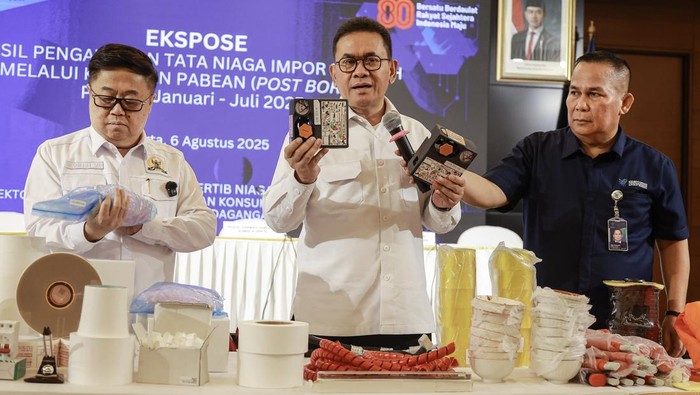 Kemendag Sita Impor Ilegal Senilai Rp26,4 Miliar Menteri Perdagangan Budi Santoso (tengah) didampingi Dirjen Perlindungan Konsumen dan Tertib Niaga (PKTN) Moga Simatupang (kanan) dan Anggota Komisi VI DPR Darmadi Durianto (kiri) menunjukkan salah satu barang sitaan pada ekspose hasil pengawasan tata niaga impor di Jakarta, Rabu (6/8/2025). Kementerian Perdagangan menyita produk impor ilegal senilai Rp26,4 miliar selama periode Januari-Juli 2025 yang dilakukan di empat kota, yakni Surabaya, Makassar, Medan, dan Bekasi sebagai hasil pengawasan kawasan pabean (post border). ANTARA FOTO/Dhemas Reviyanto/foc.