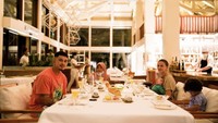 Ketika liburan ke Bali bersama keluarga, pasangan artis ini makan malam bersama di restoran The St. Regis Bali. Sejumlah hidangan telah disiapkan di meja mereka. Foto: Instagram @dahliachr