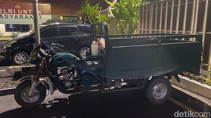 Kendaraan roda tiga Tossa yang digadaikan Kades Pasuruan untuk jaminan utang.