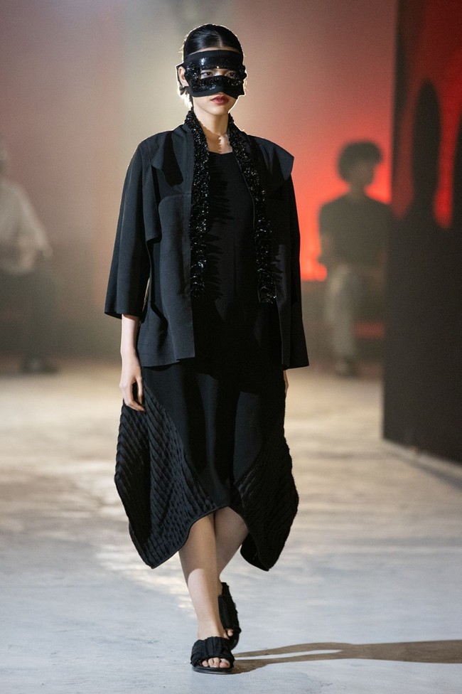 Potongan-potongan dalam koleksi ini juga bermain dengan proporsi: gaun panjang dengan rok tulle transparan, jaket lebar berkerah tinggi, serta terusan berdetail quilting berpadu dengan siluet lurus yang minimalis. Tekstur hadir lewat bordir motif abstrak, teknik quilting halus, hingga aplikasi tekstil tiga dimensi yang subtil namun efektif. (Foto: Dok. JF3)