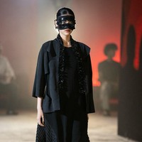 Potongan-potongan dalam koleksi ini juga bermain dengan proporsi: gaun panjang dengan rok tulle transparan, jaket lebar berkerah tinggi, serta terusan berdetail quilting berpadu dengan siluet lurus yang minimalis. Tekstur hadir lewat bordir motif abstrak, teknik quilting halus, hingga aplikasi tekstil tiga dimensi yang subtil namun efektif. (Foto: Dok. JF3)