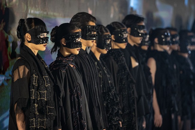 Tak hanya eksploratif dari segi visual, koleksi ini juga membawa pesan keberlanjutan. Sha Black mengusung prinsip produksi terbatas dengan pemilihan bahan berkualitas tinggi demi menjaga daya pakai jangka panjang. Pendekatan ini merupakan bagian dari komitmen Asha terhadap mode yang lebih bertanggung jawab secara lingkungan dan etis. (Foto: Dok. JF3)