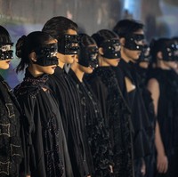 Tak hanya eksploratif dari segi visual, koleksi ini juga membawa pesan keberlanjutan. Sha Black mengusung prinsip produksi terbatas dengan pemilihan bahan berkualitas tinggi demi menjaga daya pakai jangka panjang. Pendekatan ini merupakan bagian dari komitmen Asha terhadap mode yang lebih bertanggung jawab secara lingkungan dan etis. (Foto: Dok. JF3)