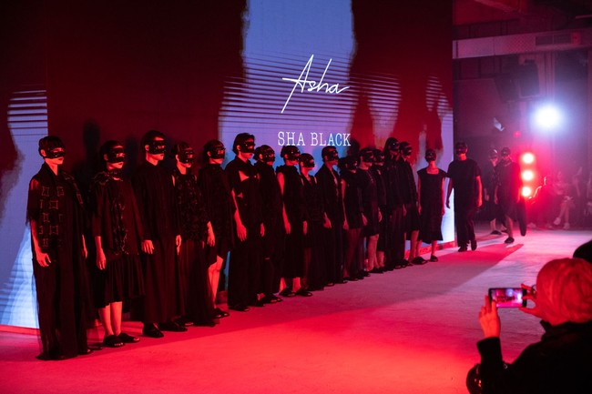 “Dalam budaya populer, hitam sering dikaitkan dengan kesedihan, kematian, atau misteri. Tapi dalam Sha Black, saya melihatnya sebagai simbol kontrol, ruang reflektif, dan kekuatan tanpa dominasi,” lanjut Asha. Estetika ini selaras dengan positioning Sha Black sebagai label fashion yang menekankan kebebasan berekspresi, keberanian tampil beda, dan desain yang thoughtful. Karakter ini tercermin dari cutting yang presisi, permainan asimetri, dan detail yang tidak pernah berlebihan. (Foto: Dok. JF3)