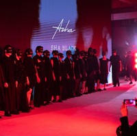 “Dalam budaya populer, hitam sering dikaitkan dengan kesedihan, kematian, atau misteri. Tapi dalam Sha Black, saya melihatnya sebagai simbol kontrol, ruang reflektif, dan kekuatan tanpa dominasi,” lanjut Asha. Estetika ini selaras dengan positioning Sha Black sebagai label fashion yang menekankan kebebasan berekspresi, keberanian tampil beda, dan desain yang thoughtful. Karakter ini tercermin dari cutting yang presisi, permainan asimetri, dan detail yang tidak pernah berlebihan. (Foto: Dok. JF3)