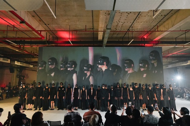 Koleksi Sha Black menjadi pengingat bahwa elegansi tak harus megah, dan statement tak harus berteriak. Warna hitam, dalam segala kedalamannya, diangkat menjadi narasi penuh makna yang tidak lekang oleh waktu. (Foto: Dok. JF3)