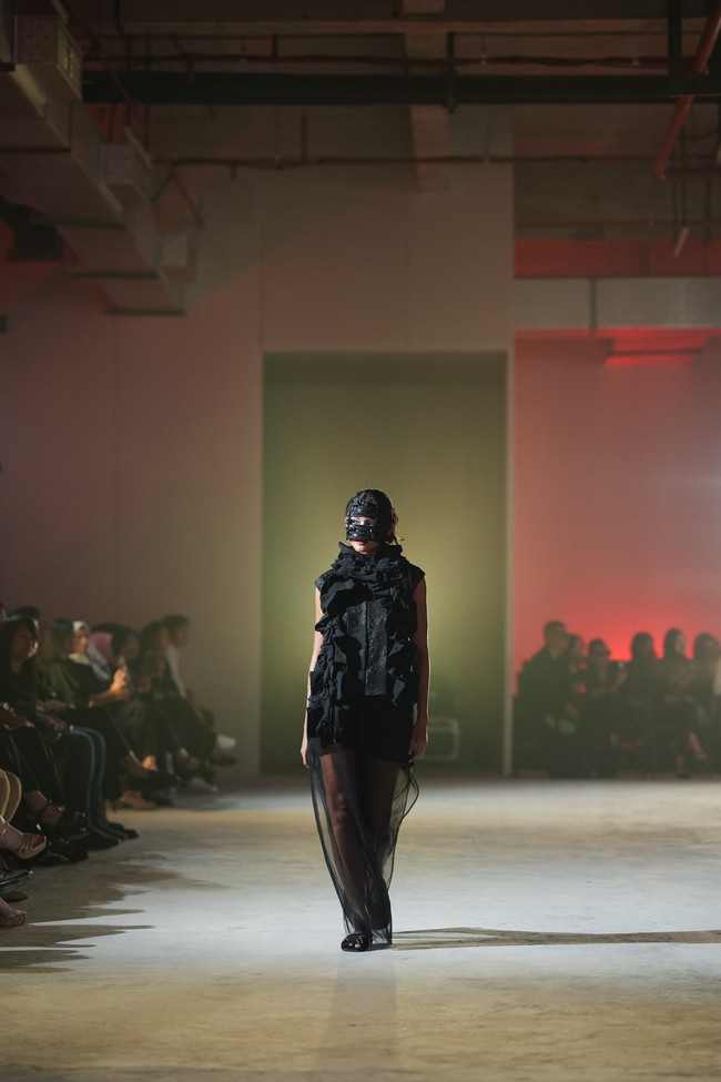 Koleksi ini mengeksplorasi teknik desain yang eksperimental dengan pendekatan kontemporer. Material seperti wool, silk, dan cotton dipilih secara selektif untuk menghasilkan struktur sekaligus gerakan. Beberapa look menggabungkan elemen layering transparan, drapery asimetris, dan panel geometris yang menciptakan kesan arsitektural. (Foto: Dok. JF3)