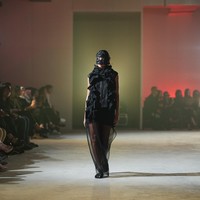 Koleksi ini mengeksplorasi teknik desain yang eksperimental dengan pendekatan kontemporer. Material seperti wool, silk, dan cotton dipilih secara selektif untuk menghasilkan struktur sekaligus gerakan. Beberapa look menggabungkan elemen layering transparan, drapery asimetris, dan panel geometris yang menciptakan kesan arsitektural. (Foto: Dok. JF3)