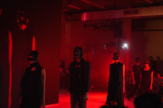 Alih-alih sekadar menampilkan busana hitam sebagai gaya klasik yang aman, Sha Black mendekonstruksi asosiasi warna tersebut. Di tangan Asha Smara Darra, hitam menjadi bahasa yang fleksibel, menangkap spektrum emosi dan filosofi: dari kekosongan hingga ketegasan, dari sunyi hingga kekuatan. (Foto: Dok. JF3)