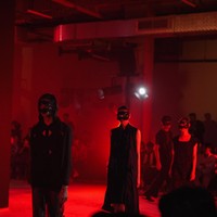 Alih-alih sekadar menampilkan busana hitam sebagai gaya klasik yang aman, Sha Black mendekonstruksi asosiasi warna tersebut. Di tangan Asha Smara Darra, hitam menjadi bahasa yang fleksibel, menangkap spektrum emosi dan filosofi: dari kekosongan hingga ketegasan, dari sunyi hingga kekuatan. (Foto: Dok. JF3)