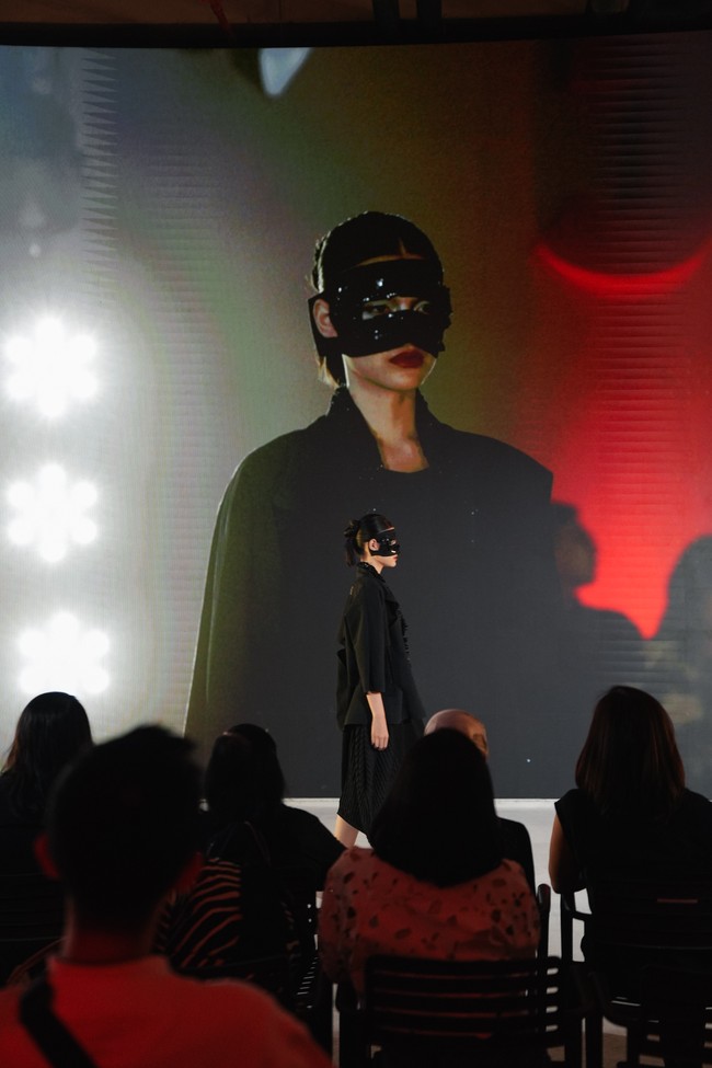 Setiap busana mencerminkan keberanian untuk tampil berbeda, tidak dengan ledakan warna atau ornamen mencolok, tetapi lewat bahasa bentuk dan lapisan simbolik. Wajah model yang tersembunyi di balik topeng menjadi metafora visual untuk identitas yang kompleks, lapis, dan personal. (Foto: Dok. JF3)