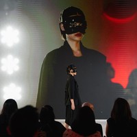 Setiap busana mencerminkan keberanian untuk tampil berbeda, tidak dengan ledakan warna atau ornamen mencolok, tetapi lewat bahasa bentuk dan lapisan simbolik. Wajah model yang tersembunyi di balik topeng menjadi metafora visual untuk identitas yang kompleks, lapis, dan personal. (Foto: Dok. JF3)