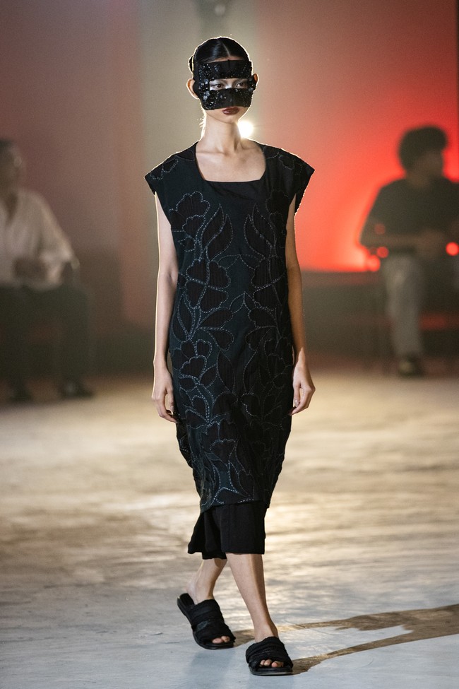 Sha Black merefleksikan eksplorasi Asha terhadap kekuatan hitam sebagai bahasa visual dan ekspresi personal. Baginya, hitam tidak selalu berarti gelap atau muram, ia bisa menjadi representasi keheningan yang kokoh, kemewahan yang tidak mencolok, dan ruang untuk kebebasan individu. (Foto: Dok. JF3)