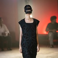 Sha Black merefleksikan eksplorasi Asha terhadap kekuatan hitam sebagai bahasa visual dan ekspresi personal. Baginya, hitam tidak selalu berarti gelap atau muram, ia bisa menjadi representasi keheningan yang kokoh, kemewahan yang tidak mencolok, dan ruang untuk kebebasan individu. (Foto: Dok. JF3)