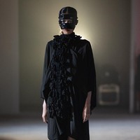 Dengan 34 look yang ditampilkan secara intens di panggung berasap dan pencahayaan merah kelam, koleksi ini menghadirkan atmosfer teatrikal yang kuat. Setiap model melangkah tenang mengenakan topeng hitam berhias payet, menyembunyikan ekspresi, dan menyerahkan narasi sepenuhnya pada potongan busana yang dikenakan. (Foto: Dok. JF3)