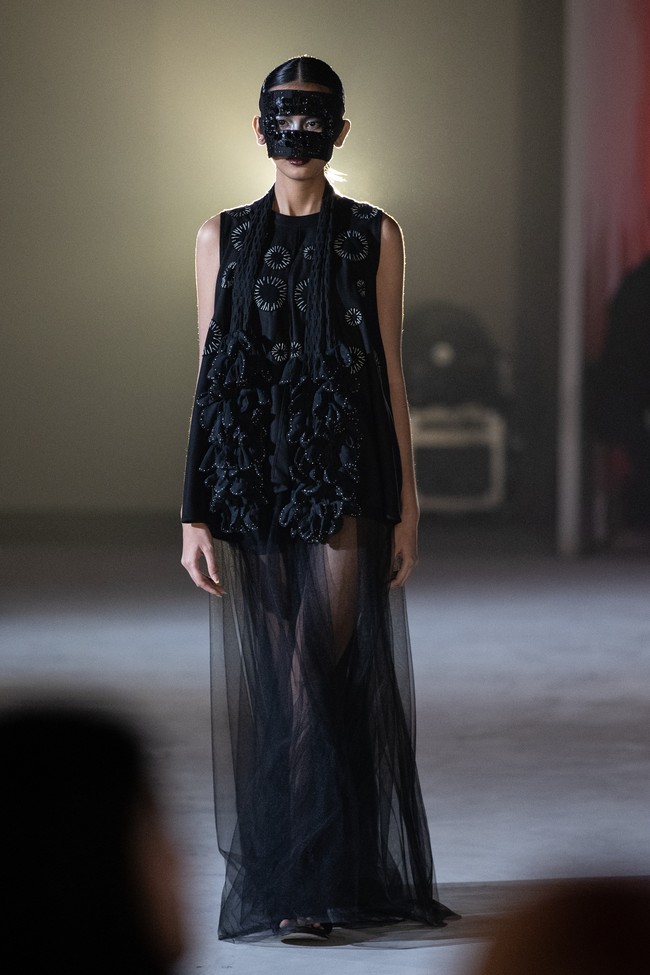 Sha Black memberi tawaran berupa mode kontemporer yang mengangkat warna hitam sebagai pusat gagasan. Bukan sebagai latar, melainkan sebagai pernyataan yang utuh, penuh keheningan yang berbicara keras. (Foto: Dok. JF3)