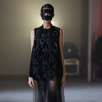 Sha Black memberi tawaran berupa mode kontemporer yang mengangkat warna hitam sebagai pusat gagasan. Bukan sebagai latar, melainkan sebagai pernyataan yang utuh, penuh keheningan yang berbicara keras. (Foto: Dok. JF3)