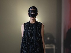 Foto: Busana Serba Hitam Hitam Sha Black Karya Oscar Lawalata di JF3 2025