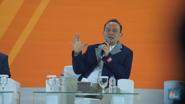 Komedian Cak Lontong, menyampaikan paparan dalam acara LPS Financial Festival 2025 di Dyandra Convention Center, Surabaya, Jawa Timur, Rabu (6/8/2025). (CNBC Indonesia/Tias Budiarto)