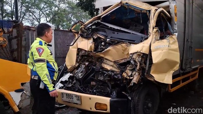 Kondisi truk boks yang terlibat tabrakan di Tol Cipularang, Darangdan, Purwakarta