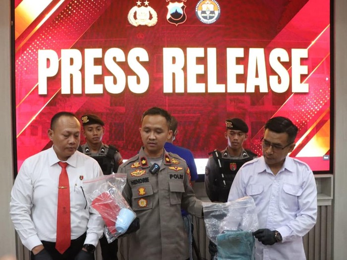 Konferensi pers Polres Demak soal kasus ayah aniaya anak kandung, Rabu (6/8/2025).