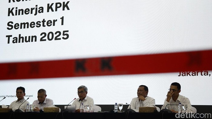 KPK Pamer Capaian Semester I 2025 Ketua KPK Setyo Budiyanto (kedua kiri) bersama Wakil Ketua KPK Johanis Tanak (kanan), Ibnu Basuki Widodo (kiri) dan Fitroh Rohcahyanto (kedua kanan), berfoto bersama di sela-sela menyampaikan capaian Kinerja KPK Semester I 2025, pada konferensi pers, di Gedung Juang Merah Putih KPK, Jakarta, Rabu (6/8/2025). Selama Triwulan I dan II tahun 2025, KPK berhasil menyetor hampir 500 miliar rupiah ke kas negara, hal ini sebagai salah satu bukti bahwa kerja-kerja KPK semakin efektif dan berdampak nyata dalam kontribusi pemberantasan korupsi sekaligus bentuk transparansi dan pertanggungjawaban.