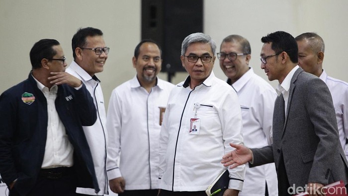 Ketua KPK Setyo Budiyanto (kedua kiri) bersama Wakil Ketua KPK Johanis Tanak (kanan), Ibnu Basuki Widodo (kiri) dan Fitroh Rohcahyanto (kedua kanan), berfoto bersama di sela-sela menyampaikan capaian Kinerja KPK Semester I 2025, pada konferensi pers, di Gedung Juang Merah Putih KPK, Jakarta, Rabu (6/8/2025). Selama Triwulan I dan II tahun 2025, KPK berhasil menyetor hampir 500 miliar rupiah ke kas negara, hal ini sebagai salah satu bukti bahwa kerja-kerja KPK semakin efektif dan berdampak nyata dalam kontribusi pemberantasan korupsi sekaligus bentuk transparansi dan pertanggungjawaban.