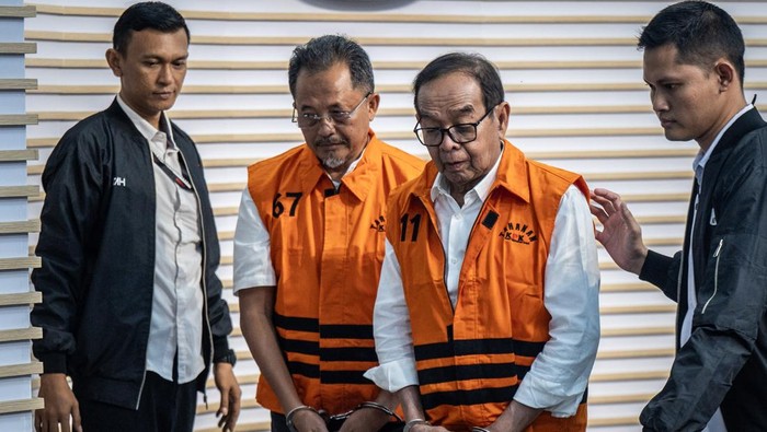Mantan Direktur Utama PT Hutama Karya (HK) (Persero) Bintang Perbowo (kedua kanan) bersama mantan Kepala Divisi Pengembangan Bisnis dan Investasi PT HK (Persero) M Rizal Sutjipto (kedua kiri) dikawal petugas KPK saat dihadirkan sebagai tersangka pada konferensi pers di Gedung Merah Putih KPK, Jakarta, Rabu (6/8/2025).  KPK menahan dua tersangka yaitu mantan Dirut PT HK (Persero) Bintang Perbowo dan mantan Kepala Divisi Pengembangan Bisnis dan Investasi PT HK (Persero) M Rizal Sutjipto terkait dugaan kasus korupsi pengadaan lahan di sekitar Jalan Tol Trans Sumatera (JTTS) tahun anggaran 2018-2020, yang mengakibatkan kerugian negara sekitar Rp205,14 miliar. ANTARA FOTO/Bayu Pratama S/rwa.