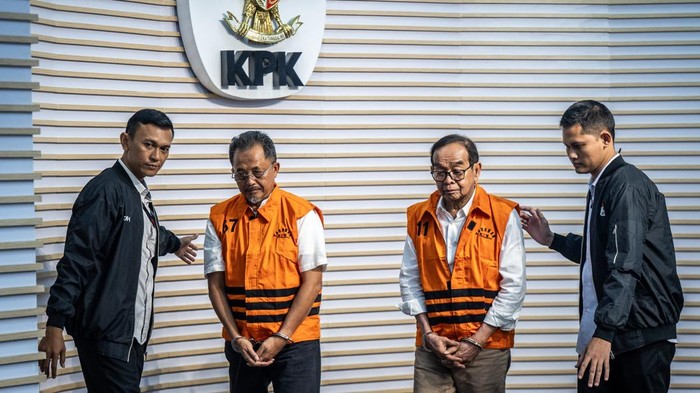 Mantan Direktur Utama PT Hutama Karya (HK) (Persero) Bintang Perbowo (kedua kanan) bersama mantan Kepala Divisi Pengembangan Bisnis dan Investasi PT HK (Persero) M Rizal Sutjipto (kedua kiri) dikawal petugas KPK saat dihadirkan sebagai tersangka pada konferensi pers di Gedung Merah Putih KPK, Jakarta, Rabu (6/8/2025).  KPK menahan dua tersangka yaitu mantan Dirut PT HK (Persero) Bintang Perbowo dan mantan Kepala Divisi Pengembangan Bisnis dan Investasi PT HK (Persero) M Rizal Sutjipto terkait dugaan kasus korupsi pengadaan lahan di sekitar Jalan Tol Trans Sumatera (JTTS) tahun anggaran 2018-2020, yang mengakibatkan kerugian negara sekitar Rp205,14 miliar. ANTARA FOTO/Bayu Pratama S/rwa.