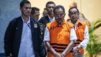 Mantan Direktur Utama PT Hutama Karya (HK) (Persero) Bintang Perbowo (kedua kanan) bersama mantan Kepala Divisi Pengembangan Bisnis dan Investasi PT HK (Persero) M Rizal Sutjipto (kedua kiri) dikawal petugas KPK saat dihadirkan sebagai tersangka pada konferensi pers di Gedung Merah Putih KPK, Jakarta, Rabu (6/8/2025). Foto: ANTARA FOTO/Bayu Pratama S