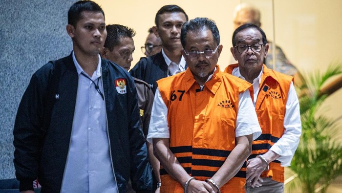 KPK Tahan 2 Tersangka Korupsi Tol Trans Sumatera Mantan Direktur Utama PT Hutama Karya (HK) (Persero) Bintang Perbowo (kedua kanan) bersama mantan Kepala Divisi Pengembangan Bisnis dan Investasi PT HK (Persero) M Rizal Sutjipto (kedua kiri) dikawal petugas KPK saat dihadirkan sebagai tersangka pada konferensi pers di Gedung Merah Putih KPK, Jakarta, Rabu (6/8/2025). KPK menahan dua tersangka yaitu mantan Dirut PT HK (Persero) Bintang Perbowo dan mantan Kepala Divisi Pengembangan Bisnis dan Investasi PT HK (Persero) M Rizal Sutjipto terkait dugaan kasus korupsi pengadaan lahan di sekitar Jalan Tol Trans Sumatera (JTTS) tahun anggaran 2018-2020, yang mengakibatkan kerugian negara sekitar Rp205,14 miliar. ANTARA FOTO/Bayu Pratama S/rwa.