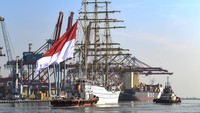 Yang istimewa, pelayaran kali ini juga melibatkan para peserta ASEAN Plus Cadet Sail (APCS), yakni program kerja sama maritim antarnegara kawasan. Sebanyak 38 taruna dan junior officer serta 16 perwira pendamping dari 9 negara ASEAN dan 11 negara mitra ASEAN ikut serta dalam pelayaran diplomasi maritim ini. ANTARA FOTO/Muhammad Adimaja