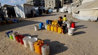 Distribusi air di Gaza jadi satu-satunya harapan bagi ribuan keluarga yang tak lagi memiliki akses air bersih layak. REUTERS/Mahmoud Issa