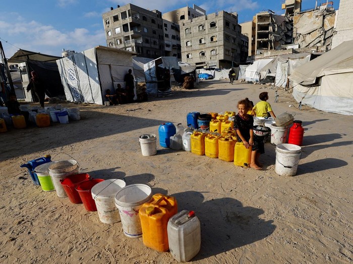 Warga Palestina di kota Gaza antre air bersih di tengah krisis pasokan. Kekurangan air makin parah seiring konflik dan kerusakan infrastruktur.
