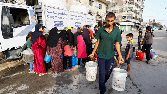 Krisis Air Bersih di Gaza Kian Memburuk Warga Palestina di kota Gaza antre air bersih di tengah krisis pasokan. Kekurangan air makin parah seiring konflik dan kerusakan infrastruktur.