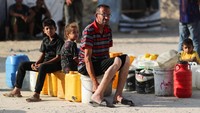 Kekurangan air bersih akibat konflik dan kerusakan infrastruktur memaksa warga Gaza bergantung pada distribusi yang terbatas. REUTERS/Mahmoud Issa