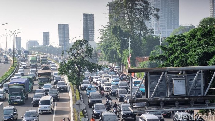 Lalin TB Simatupang Macet Pagi Ini (6/8)