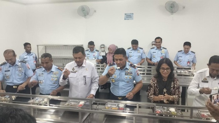 Pangkalan Udara (Lanud) Sultan Hasanuddin resmi mengoperasikan Sentra Penyediaan Pangan dan Gizi (SPPG) di Kabupaten Maros, Sulawesi Selatan (Sulsel).