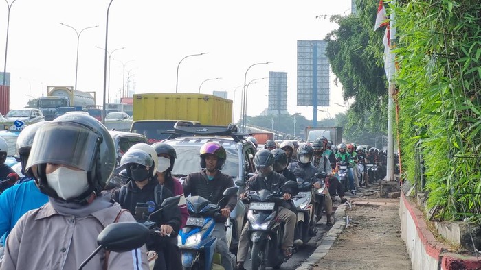 Macet Parah di TB Simatupang Jaksel