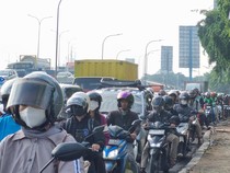 Saking Macetnya TB Simatupang hingga Pemotor Mampir Rest Area