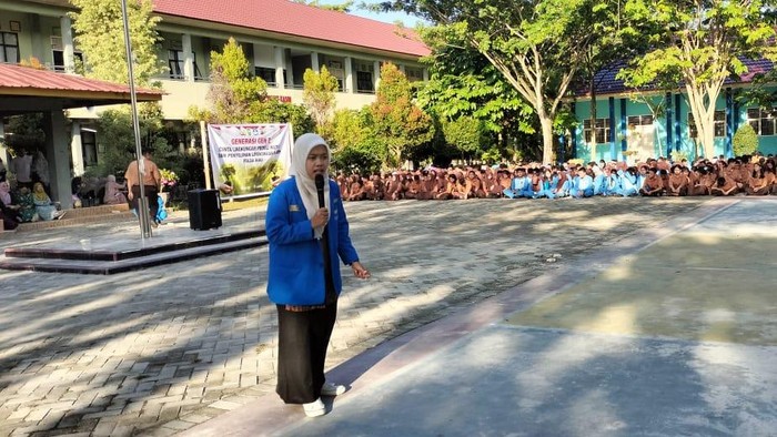 Mahasiswa Riau agen Green Policing turun mengedukasi siswa SMA 3 Pekanbaru tentang lingkungan, Rabu (6/8/2025).