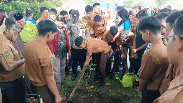 Mahasiswa Riau agen Green Policing turun mengedukasi siswa SMA 3 Pekanbaru tentang lingkungan, Rabu (6/8/2025).