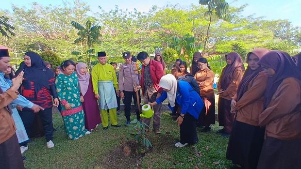 Mahasiswa Riau agen Green Policing turun mengedukasi siswa SMA 3 Pekanbaru tentang lingkungan, Rabu (6/8/2025).