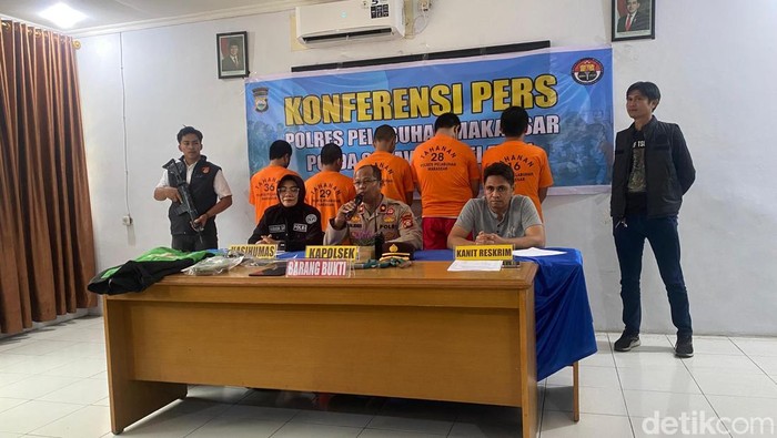 Pria berinisial SB (26) di Kota Makassar, Sulawesi Selatan (Sulsel) ditangkap polisi gegara menipu calon penumpang kapal Pelni berinisial MM.