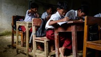 Hal tersebut terjadi akibat proyek renovasi kelas yang mangkrak karena sulitnya membawa material bangunan menuju sekolah yang berada di pelosok Pandeglang itu. ANTARA FOTO/Muhammad Bagus Khoirunas
